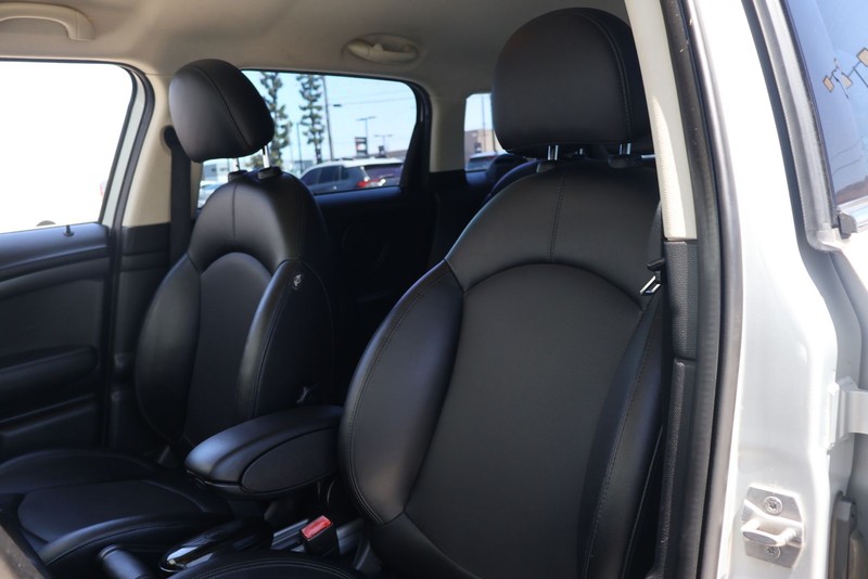 MINI Cooper Countryman Vehicle Full-screen Gallery Image 16