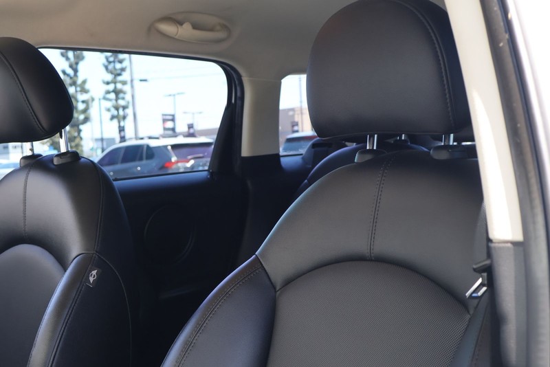 MINI Cooper Countryman Vehicle Full-screen Gallery Image 17