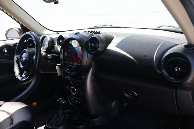 MINI Cooper Countryman Vehicle Full-screen Gallery Image 18