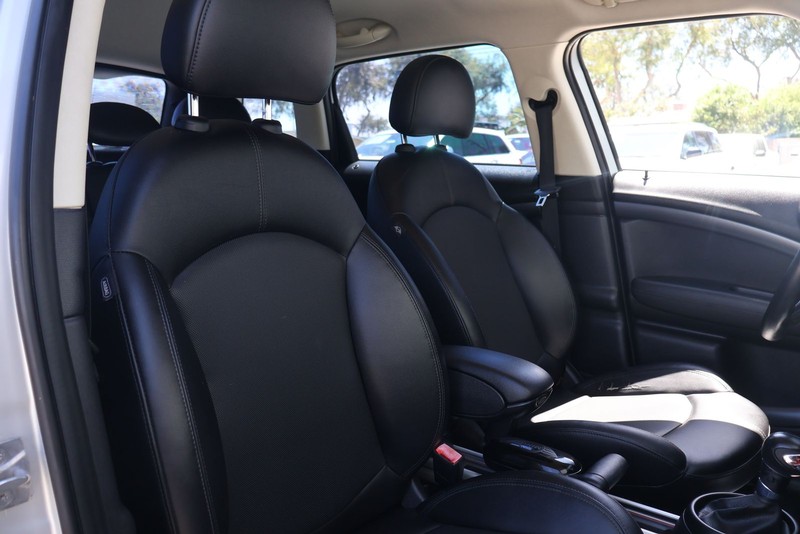 MINI Cooper Countryman Vehicle Full-screen Gallery Image 19