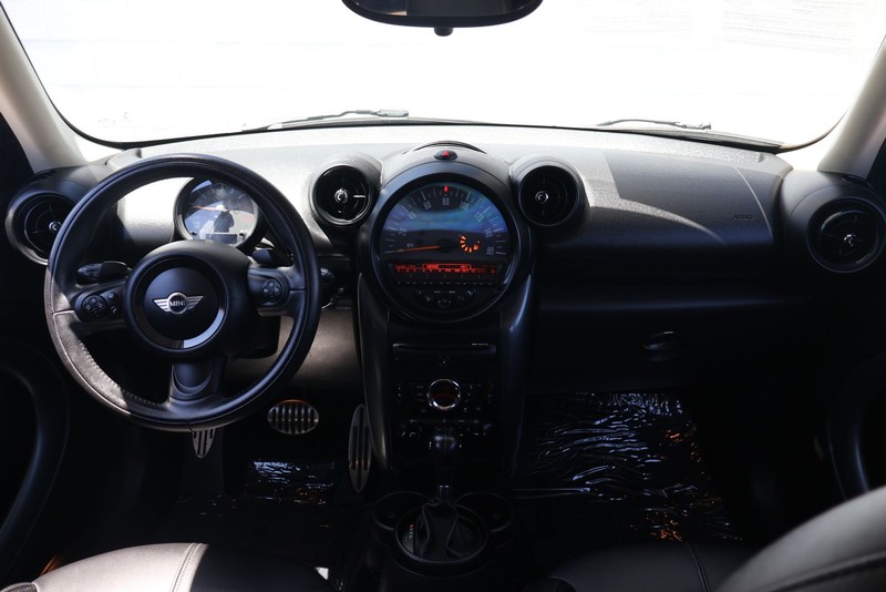 MINI Cooper Countryman Vehicle Full-screen Gallery Image 21