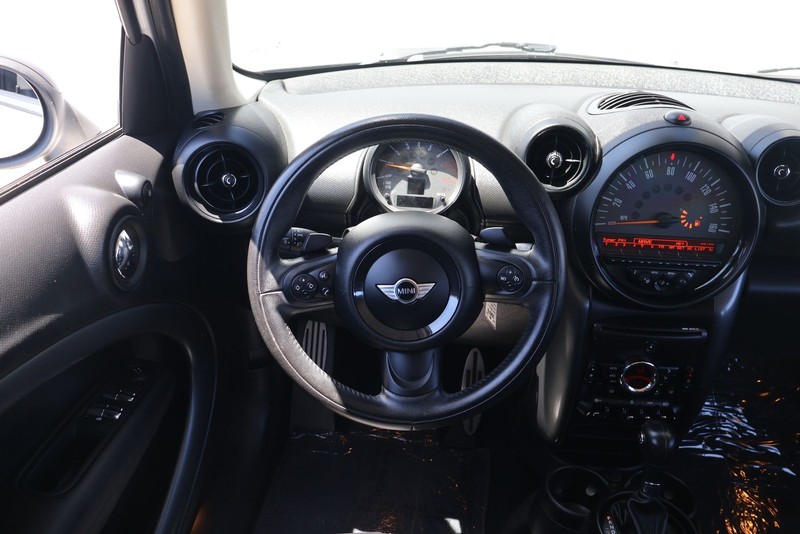 MINI Cooper Countryman Vehicle Full-screen Gallery Image 23