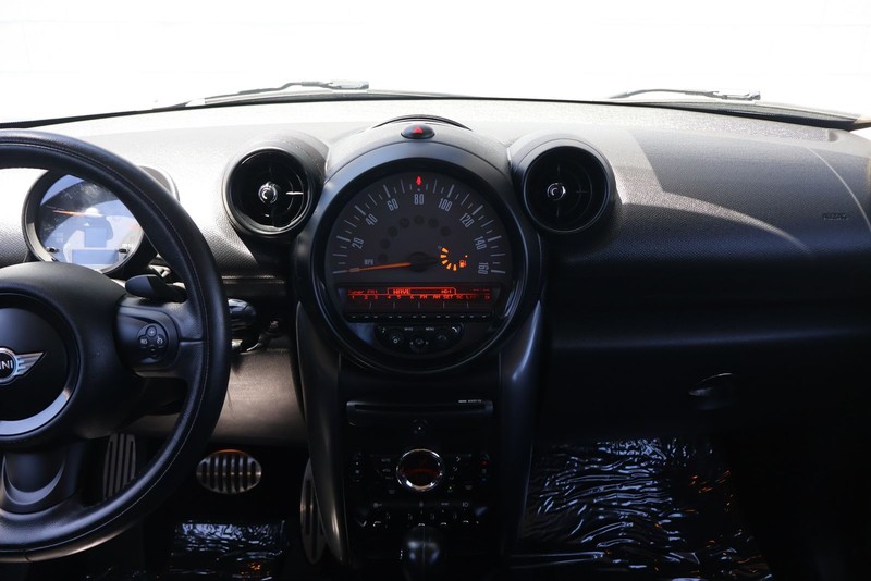 MINI Cooper Countryman Vehicle Full-screen Gallery Image 24