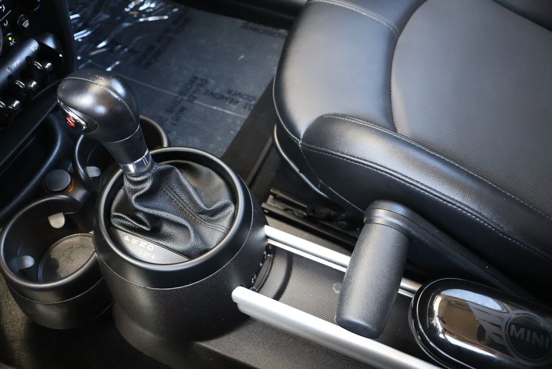 MINI Cooper Countryman Vehicle Full-screen Gallery Image 26
