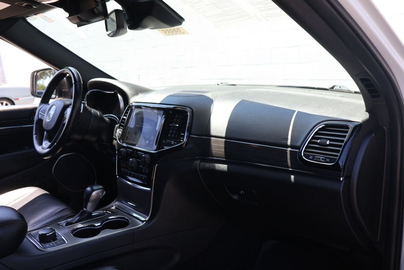 Jeep Grand Cherokee Vehicle Full-screen Gallery Image 19
