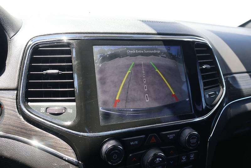 Jeep Grand Cherokee Vehicle Full-screen Gallery Image 29