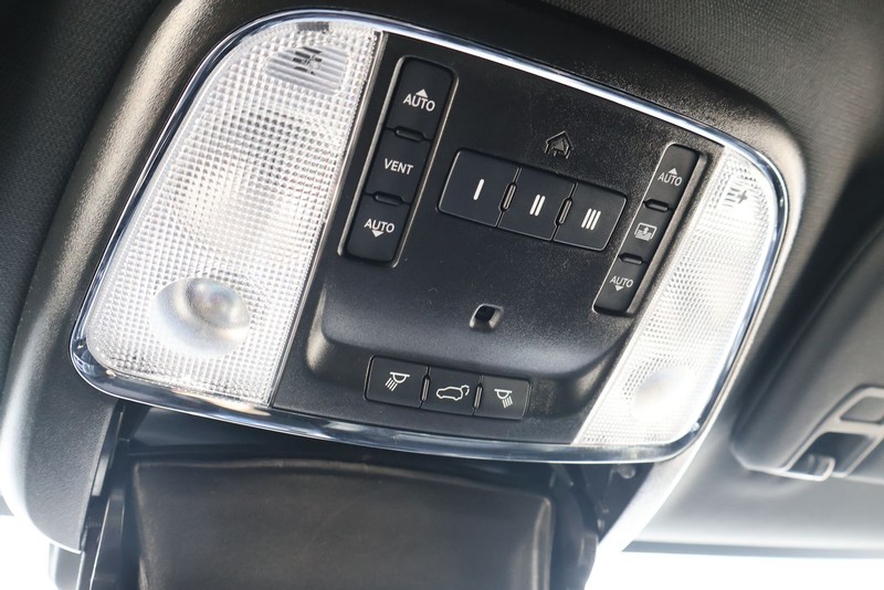 Jeep Grand Cherokee Vehicle Full-screen Gallery Image 31