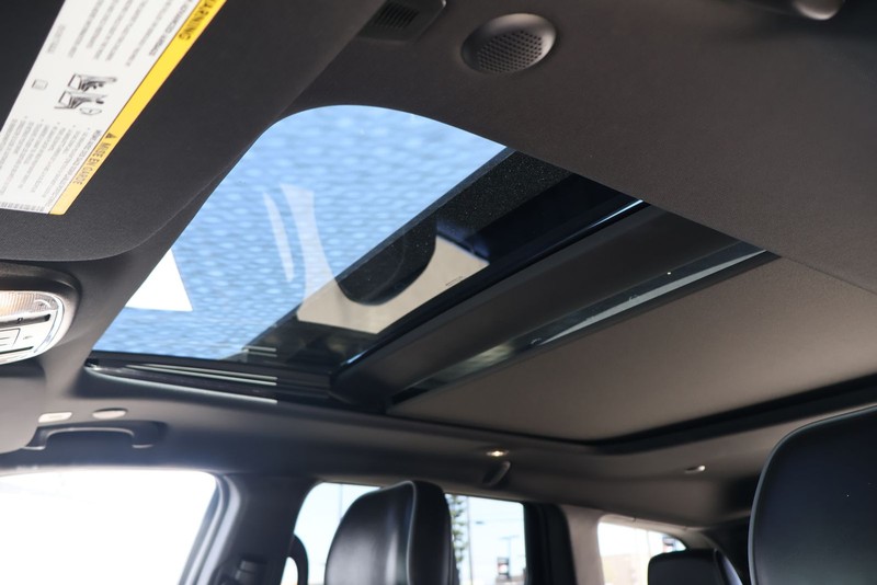 Jeep Grand Cherokee Vehicle Full-screen Gallery Image 32