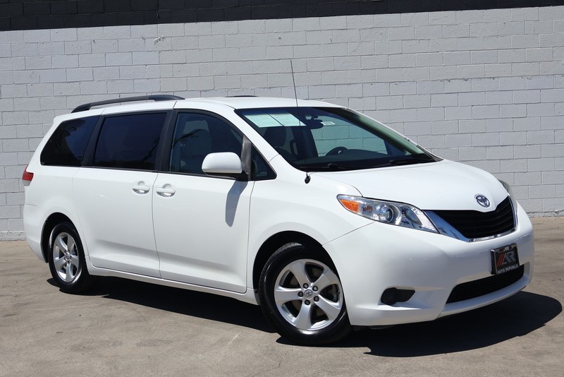 Toyota Sienna Vehicle Full-screen Gallery Image 01
