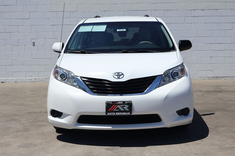Toyota Sienna Vehicle Full-screen Gallery Image 02
