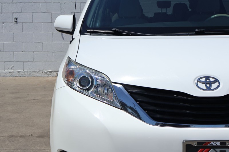 Toyota Sienna Vehicle Full-screen Gallery Image 03