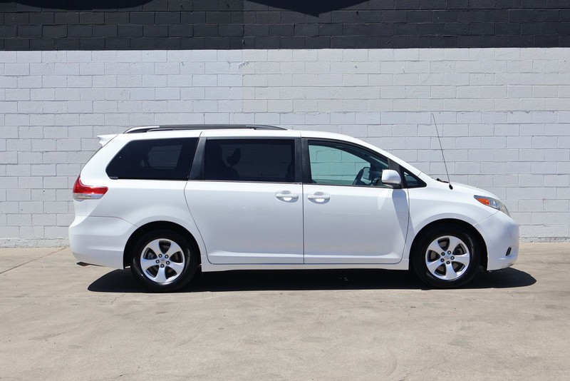 Toyota Sienna Vehicle Full-screen Gallery Image 04