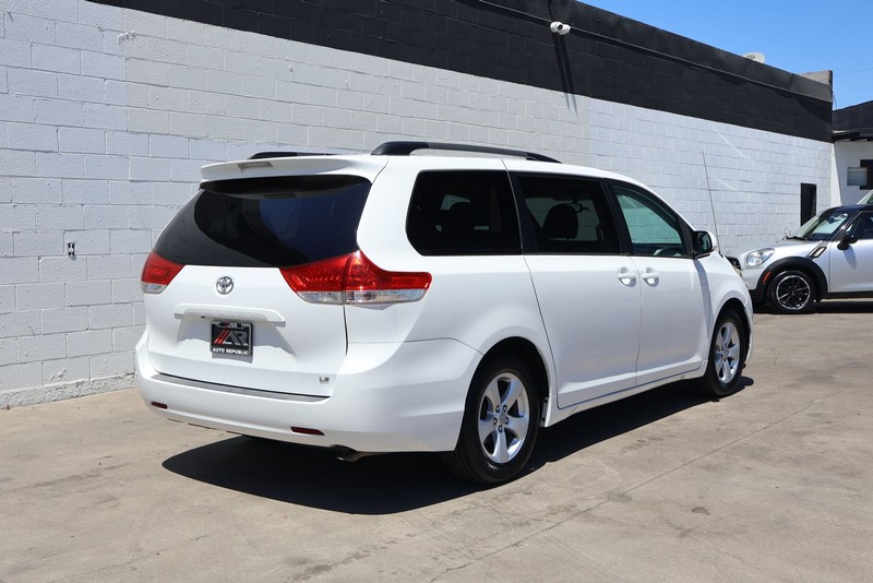 Toyota Sienna Vehicle Full-screen Gallery Image 05