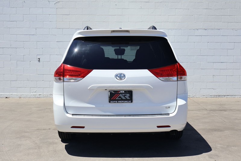 Toyota Sienna Vehicle Full-screen Gallery Image 06