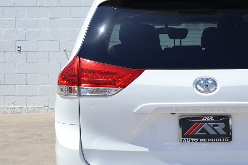 Toyota Sienna Vehicle Full-screen Gallery Image 07