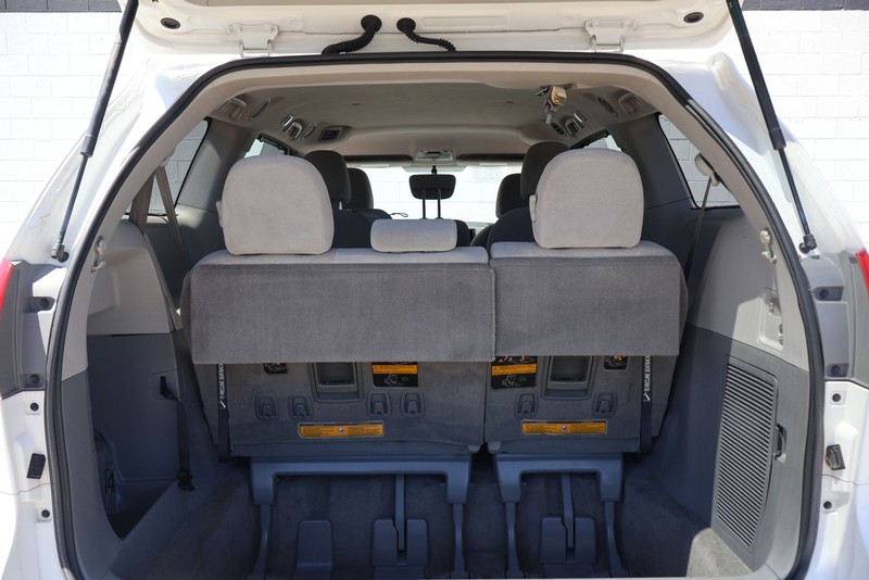 Toyota Sienna Vehicle Full-screen Gallery Image 08