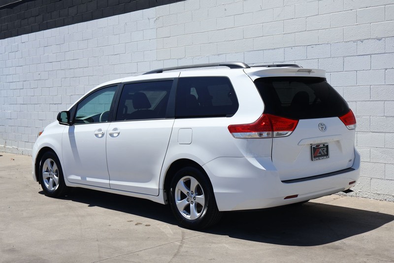 Toyota Sienna Vehicle Full-screen Gallery Image 09