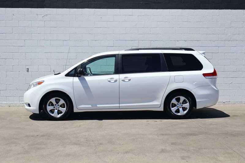 Toyota Sienna Vehicle Full-screen Gallery Image 10