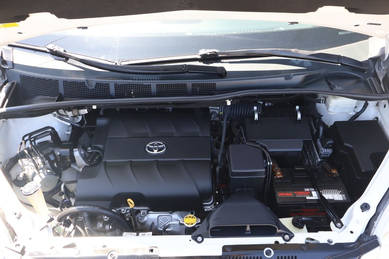 Toyota Sienna Vehicle Full-screen Gallery Image 12