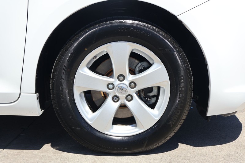 Toyota Sienna Vehicle Full-screen Gallery Image 13