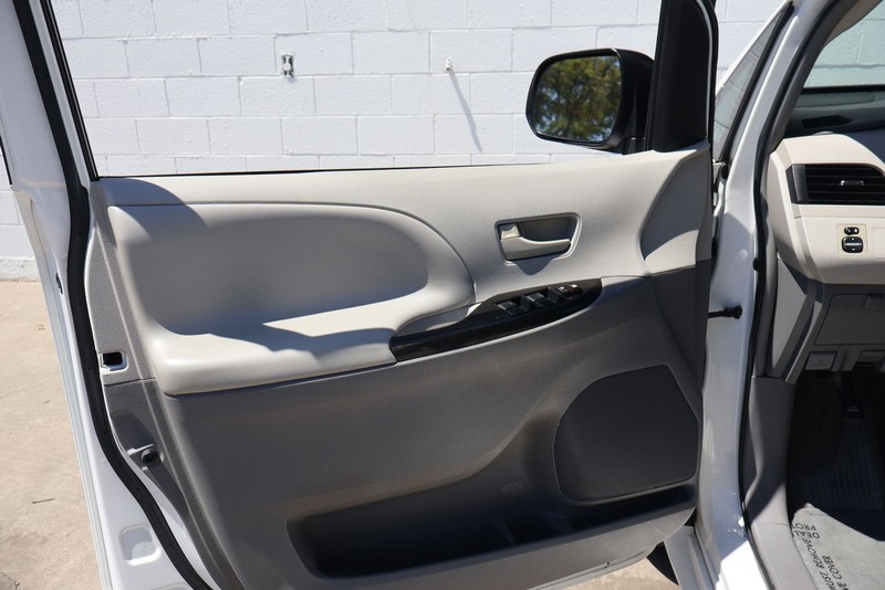 Toyota Sienna Vehicle Full-screen Gallery Image 14