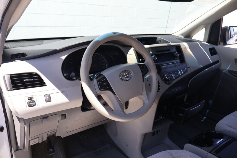 Toyota Sienna Vehicle Full-screen Gallery Image 15