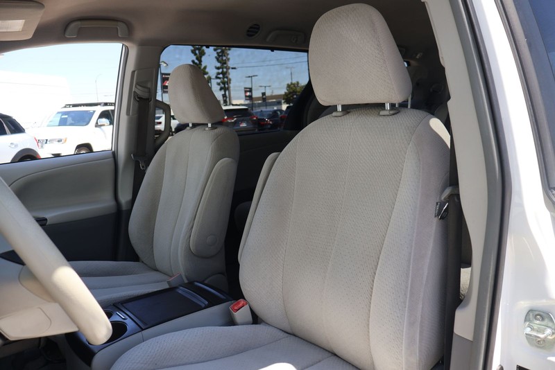 Toyota Sienna Vehicle Full-screen Gallery Image 16