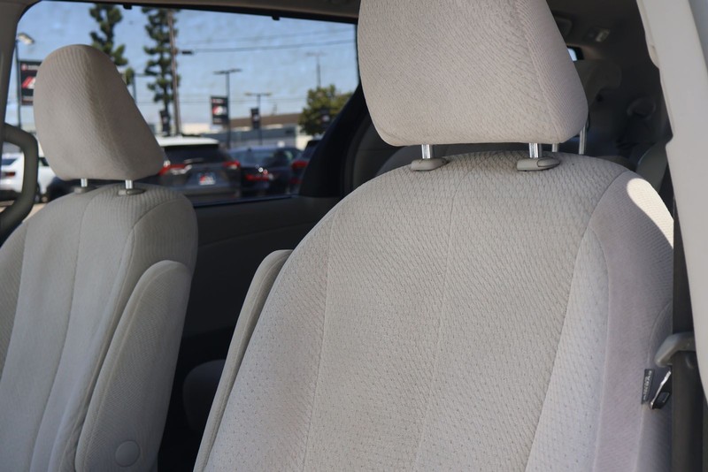 Toyota Sienna Vehicle Full-screen Gallery Image 17