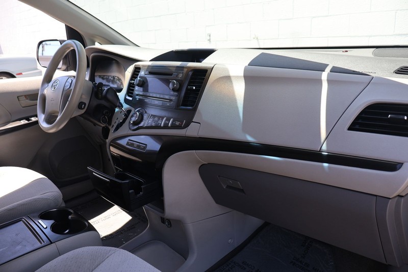 Toyota Sienna Vehicle Full-screen Gallery Image 18