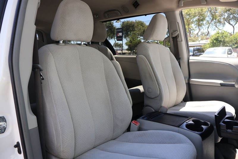 Toyota Sienna Vehicle Full-screen Gallery Image 19
