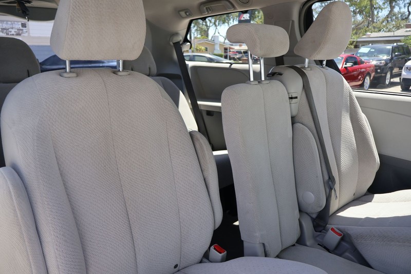 Toyota Sienna Vehicle Full-screen Gallery Image 20