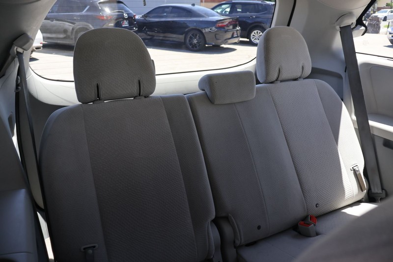 Toyota Sienna Vehicle Full-screen Gallery Image 21
