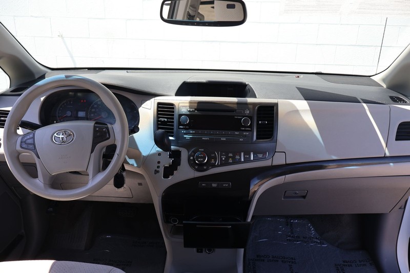 Toyota Sienna Vehicle Full-screen Gallery Image 22