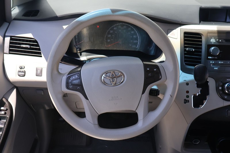 Toyota Sienna Vehicle Full-screen Gallery Image 24