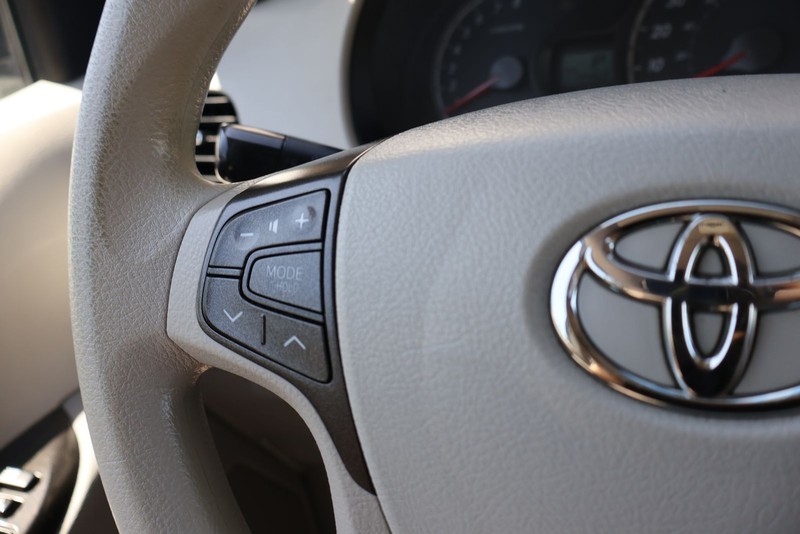 Toyota Sienna Vehicle Full-screen Gallery Image 25
