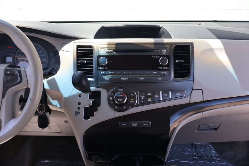 Toyota Sienna Vehicle Full-screen Gallery Image 27