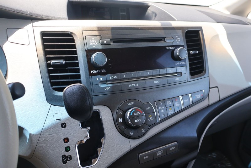 Toyota Sienna Vehicle Full-screen Gallery Image 28