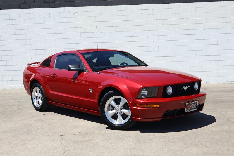 Ford Mustang Vehicle Full-screen Gallery Image 01