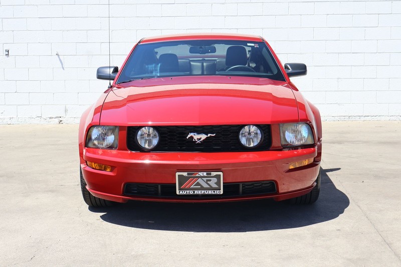 Ford Mustang Vehicle Full-screen Gallery Image 02
