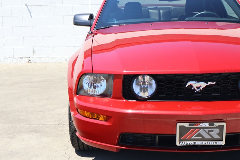 Ford Mustang Vehicle Full-screen Gallery Image 03