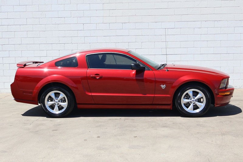 Ford Mustang Vehicle Full-screen Gallery Image 04