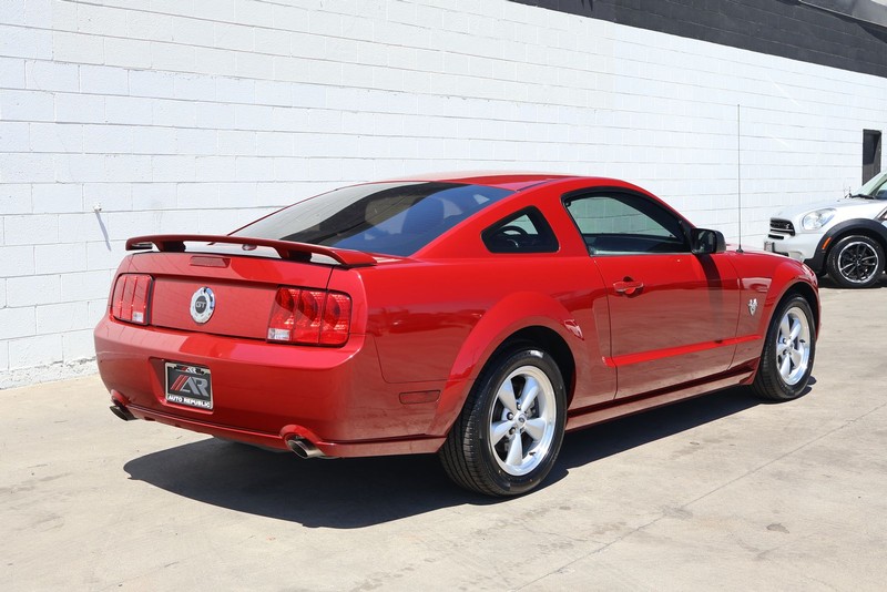 Ford Mustang Vehicle Full-screen Gallery Image 05