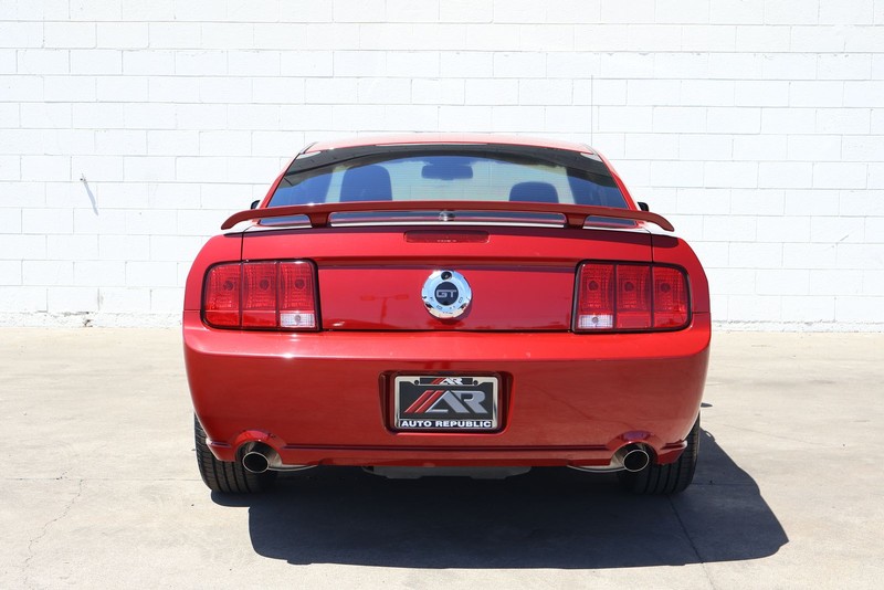 Ford Mustang Vehicle Full-screen Gallery Image 06