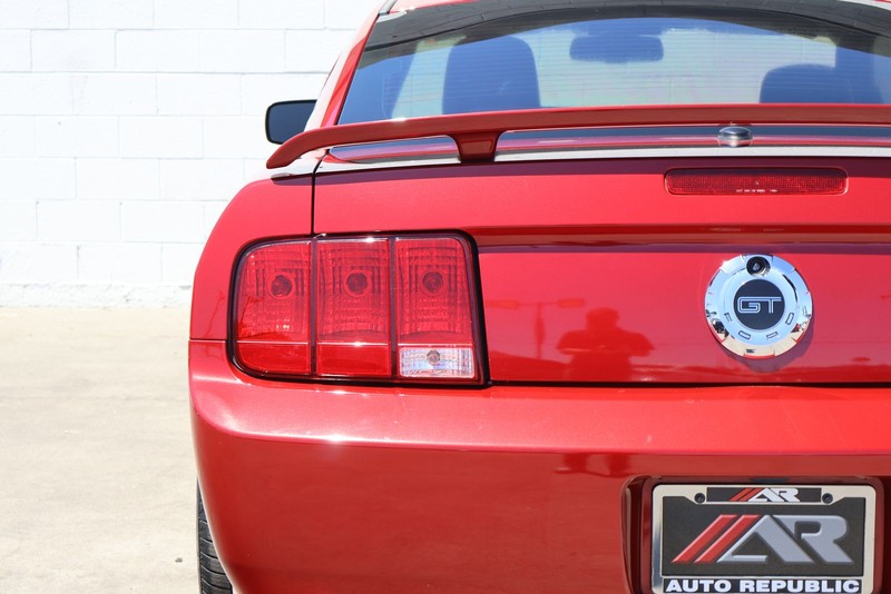 Ford Mustang Vehicle Full-screen Gallery Image 07