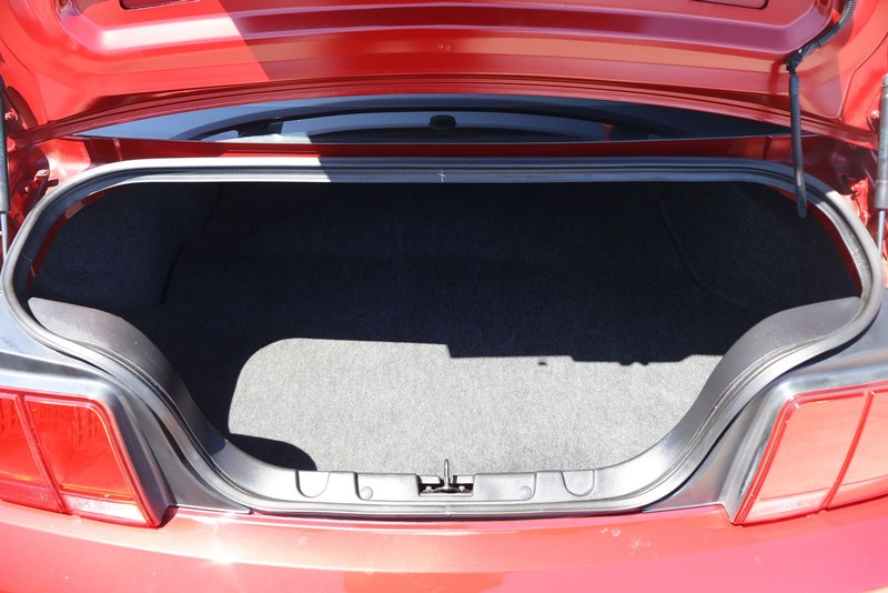 Ford Mustang Vehicle Full-screen Gallery Image 08