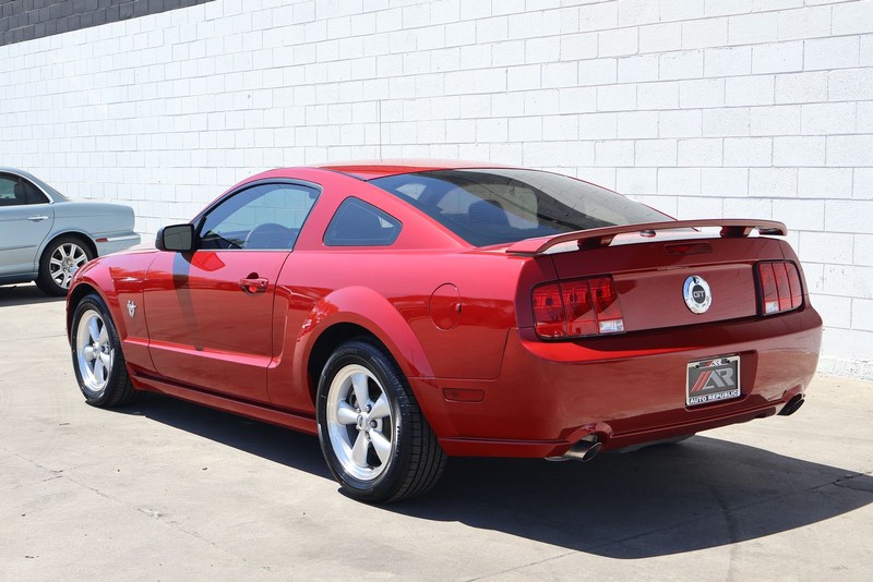 Ford Mustang Vehicle Full-screen Gallery Image 09