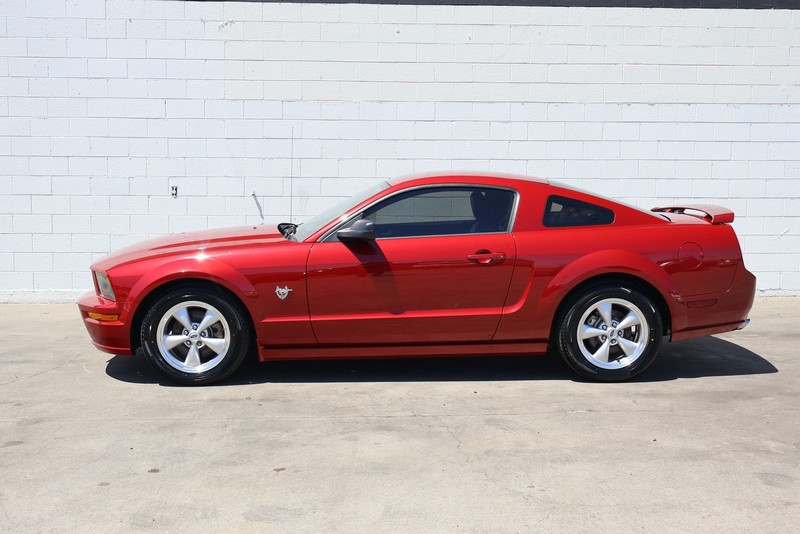 Ford Mustang Vehicle Full-screen Gallery Image 10