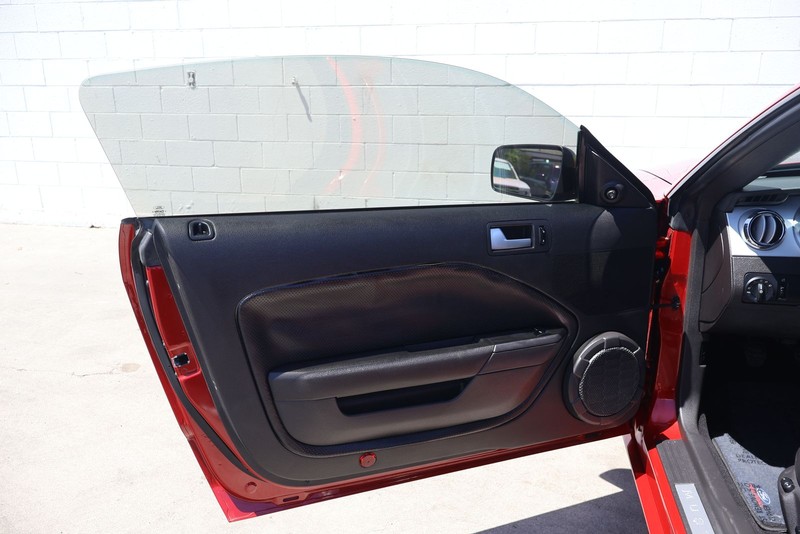 Ford Mustang Vehicle Full-screen Gallery Image 14