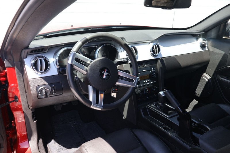 Ford Mustang Vehicle Full-screen Gallery Image 15