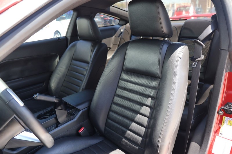 Ford Mustang Vehicle Full-screen Gallery Image 16